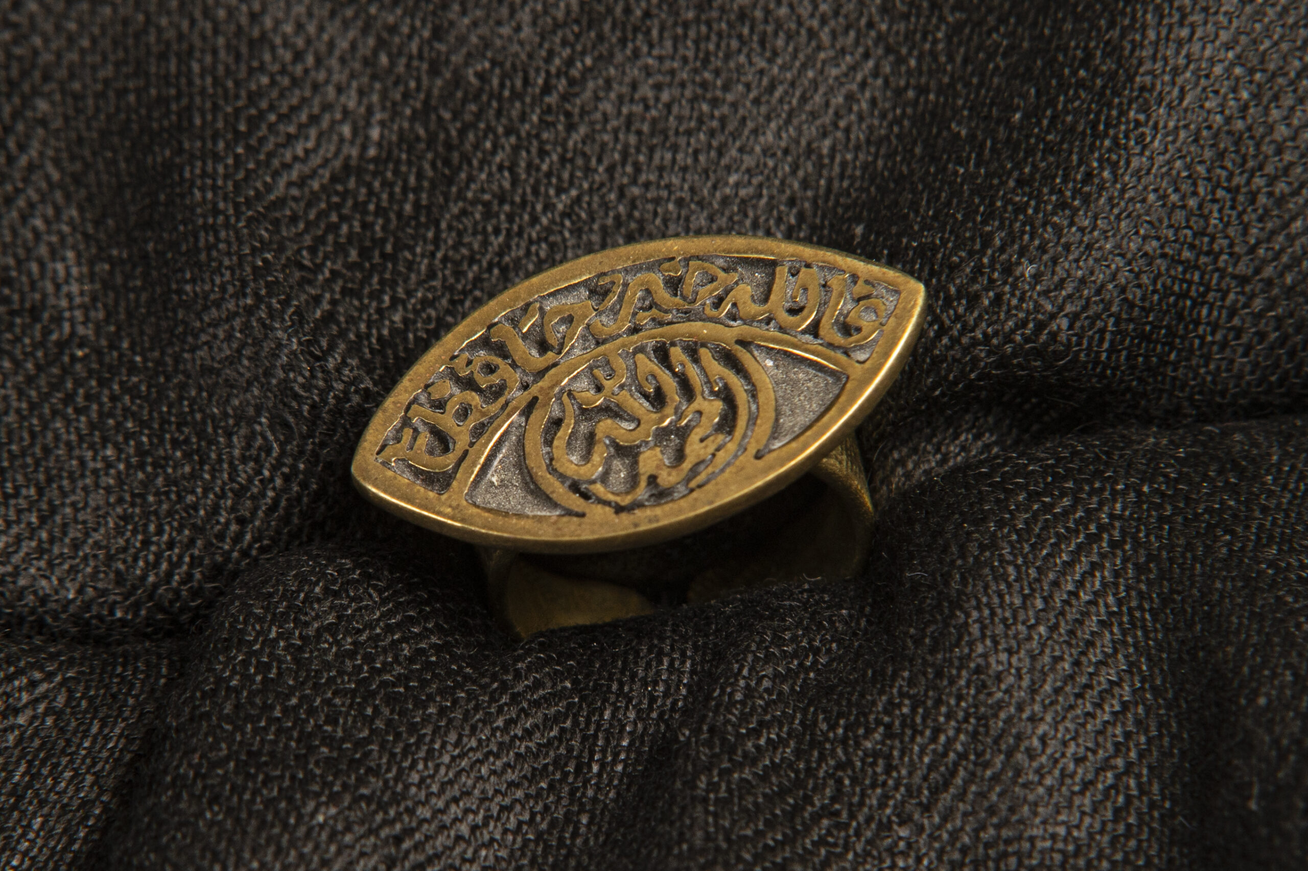 Anillo inscripción árabe en forma de hoja