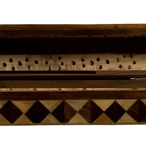 Incenciario de madera con diseño ajedrezado