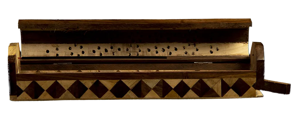 Incenciario de madera con diseño ajedrezado