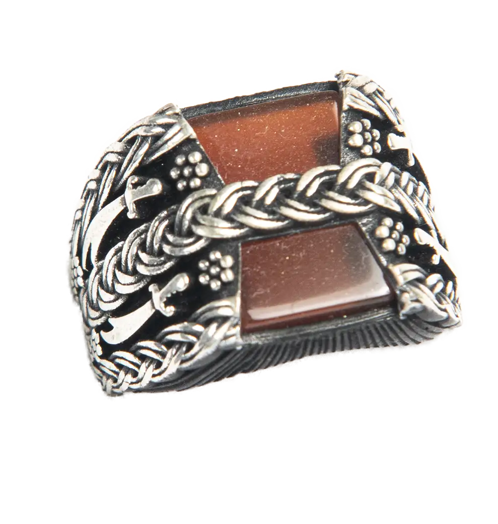 anillo color ámbar traslúcido con decoración de espada de doble punta