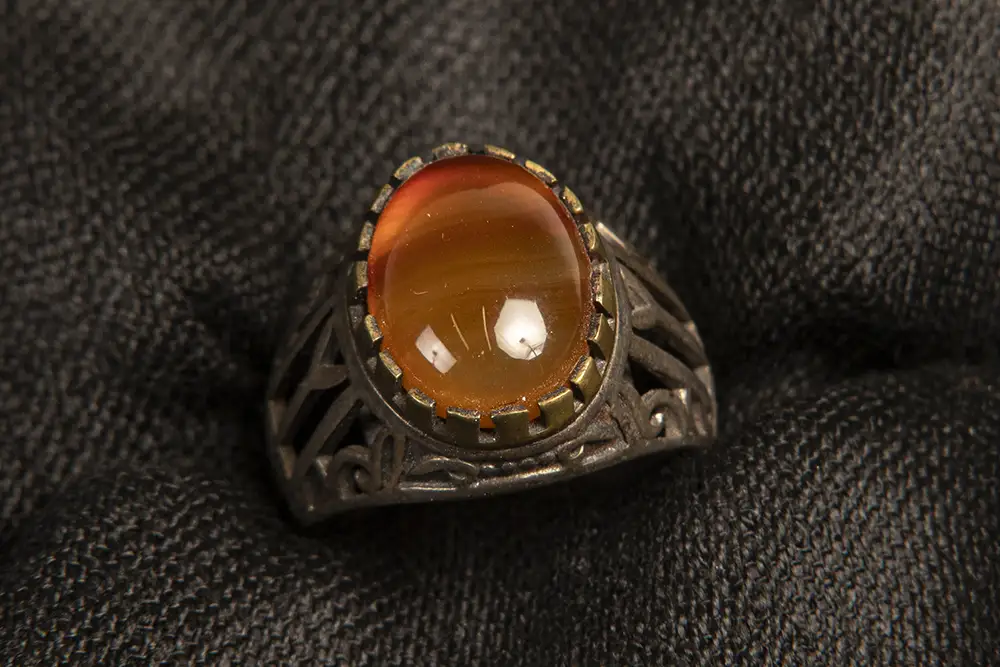 anillo color ambar translúcido