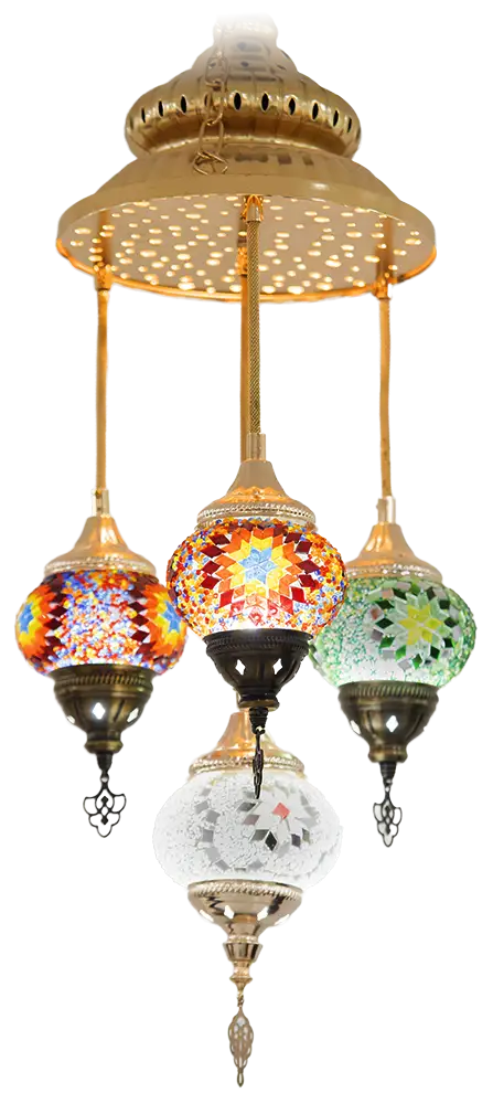 Lámpara de techo con cuatro candiles. Brazos color dorado, candiles de cristal